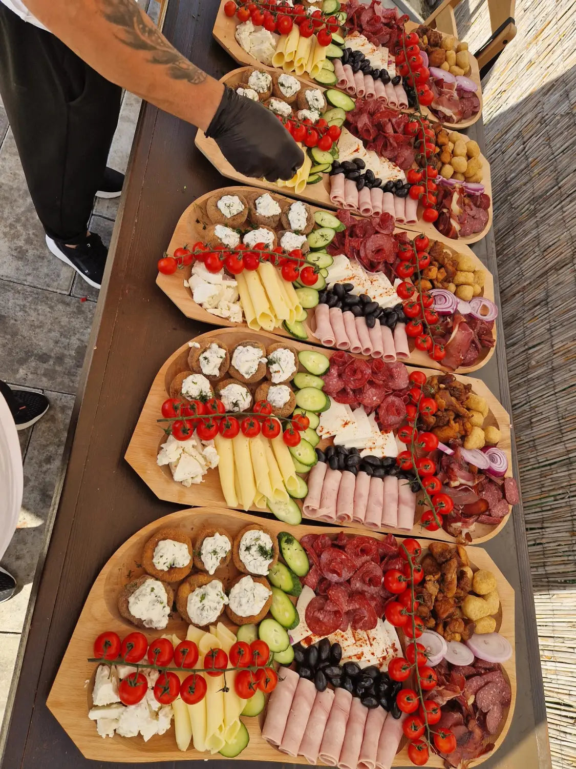 Chefii la Domiciliu – Gătit live pentru evenimente la Curly Garden